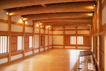 Japan: 35. Photo: Torhaus im Innern
