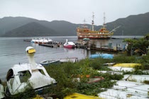 Japan: 18. Photo: Piratenschiff und Bootsfriedhof