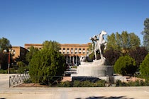 Spanien: 17. Photo: Denkmal nahe der Fakultät für Pharmazie