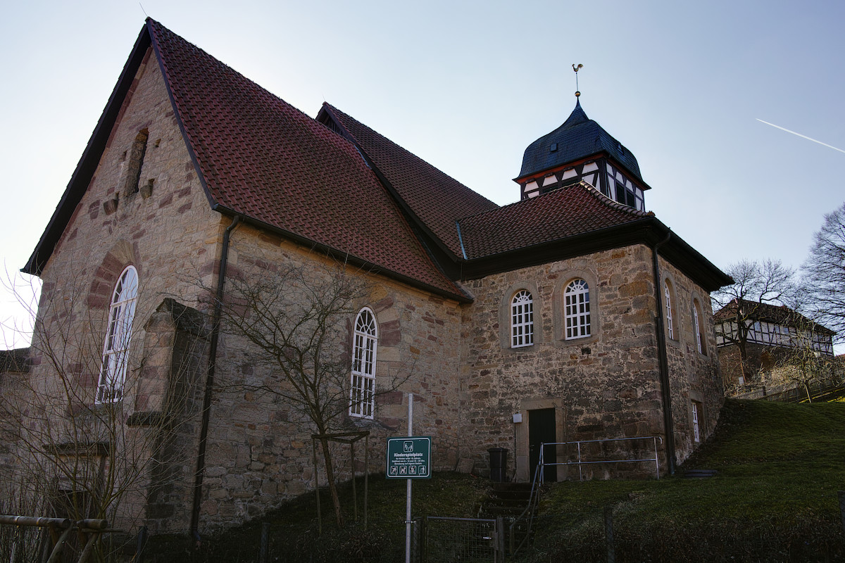 Schlagworte: Eingang – Großes Photo: Kirchenhinterhof
