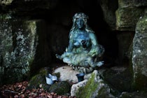 Goettingen: 14. Photo: Grotte mit Plastik