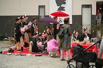Japan: 16. Photo: Festliche Damen