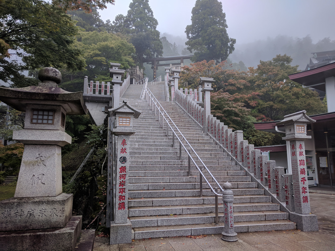 Schlagworte: Treppe – Großes Photo: Edelstahl zum Tempel