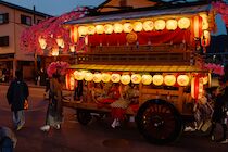Japan: 3. Photo: Lampionierter Umzugswagen