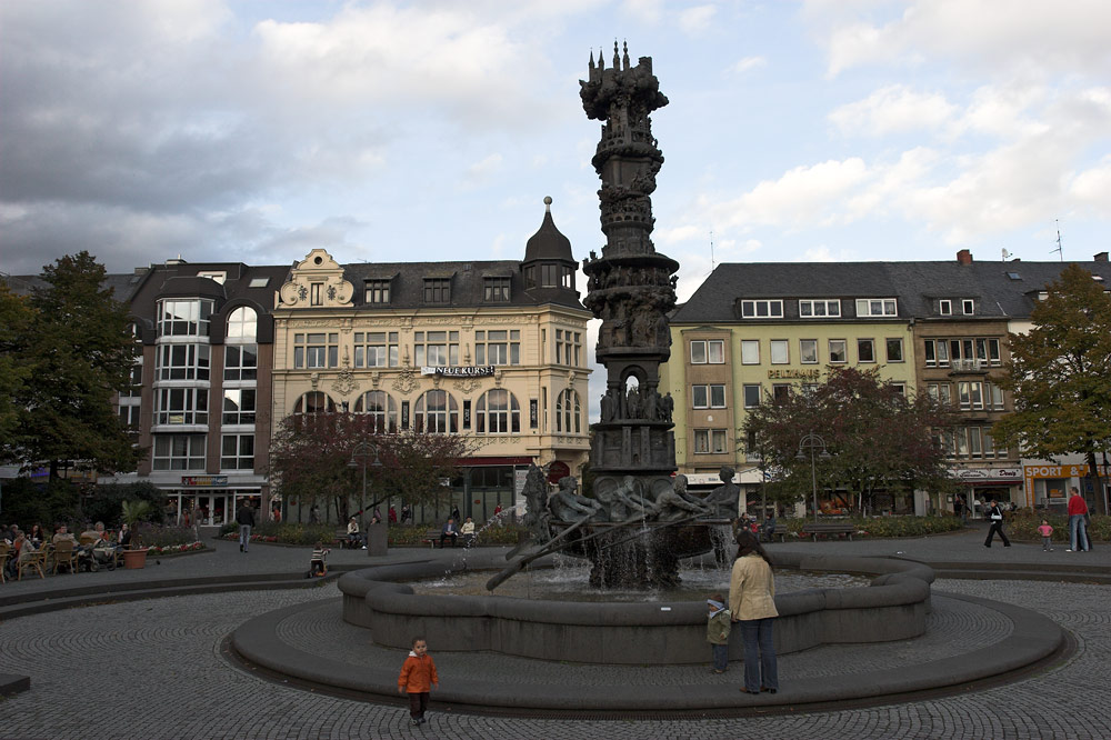 Koblenz: Großes Photo: Detaillierter Brunnen