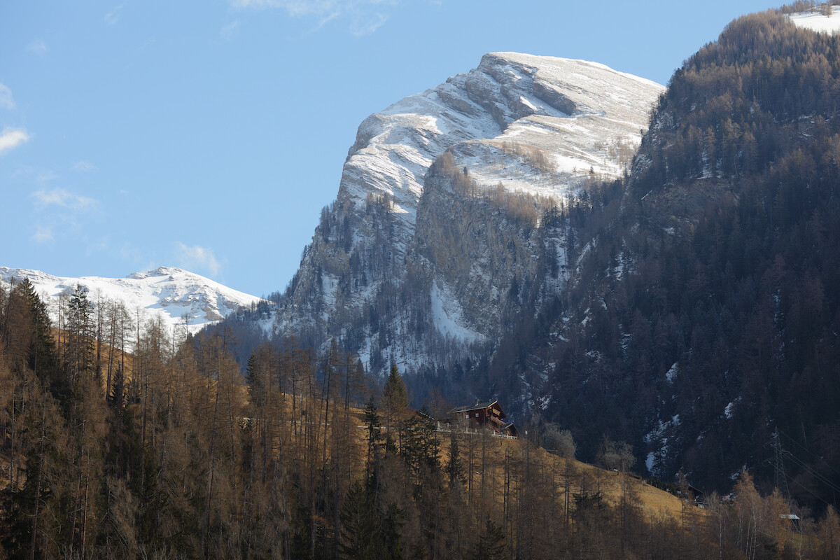Oesterreich: Großes Photo: Haus unter Bergen