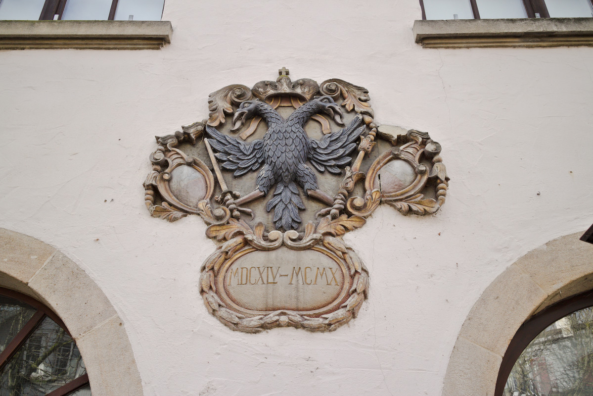 Schlagworte: Eingang – Großes Photo: Wappen