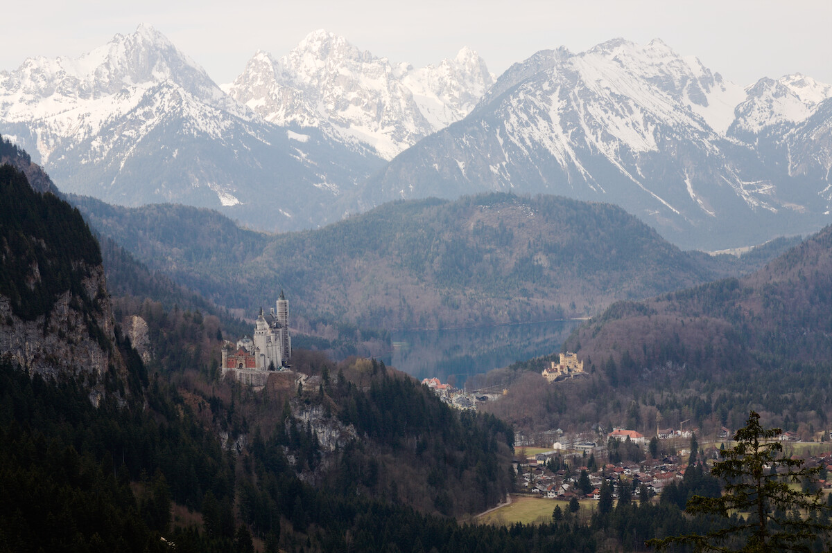 Schwangau: Großes Photo: Schlösser vor Bergen