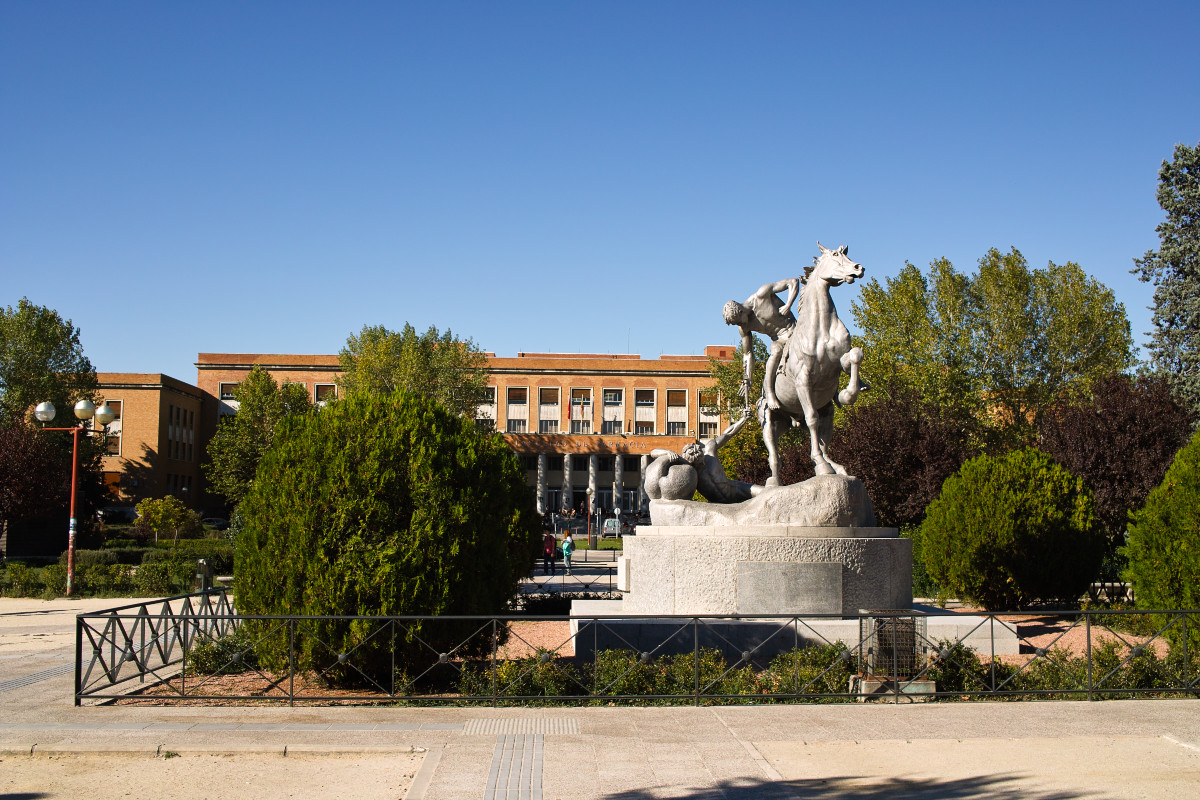 Spanien: Großes Photo: Denkmal nahe der Fakultät für Pharmazie