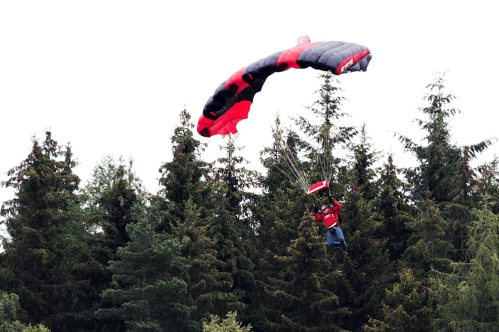 Schlagworte: Flugplatzfest – Großes Photo: Fallschirmspringer