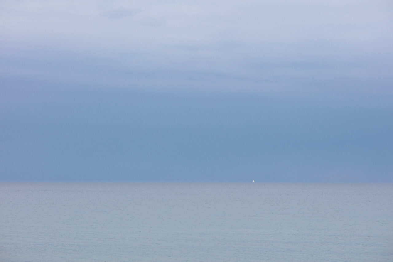 Wetter: Großes Photo: Meerblick in trübem Blau